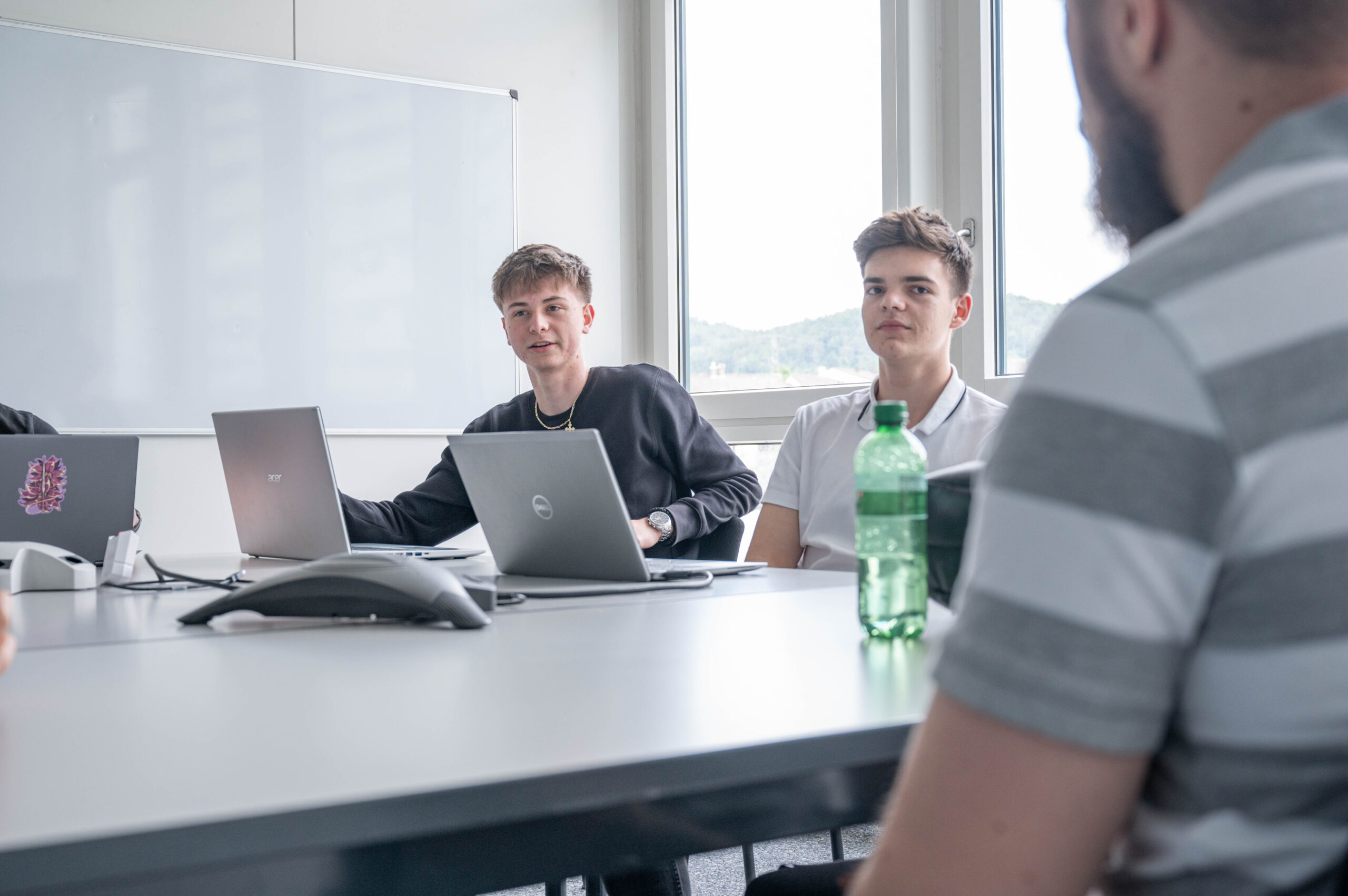 Lernende im Sitzungszimmer