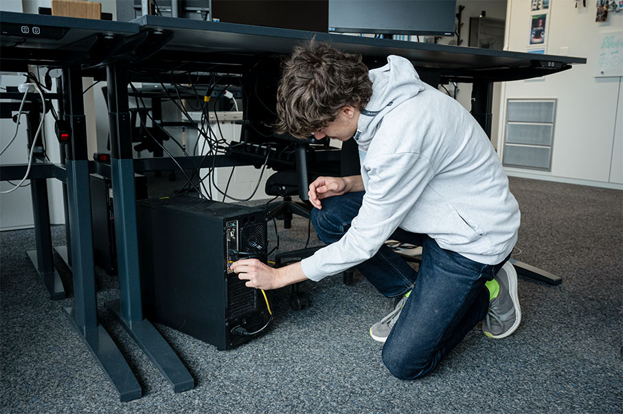 Informatiker, der ein LAN-Kabel einsteckt